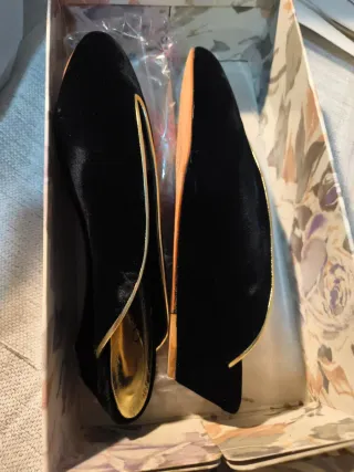 Zapatos de vestir Bon Ami negros y dorados