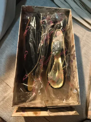 Zapatos de vestir Bon Ami negros y dorados