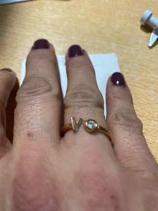 Anillo V con brillante ajustable. Bañado oro Rosa.