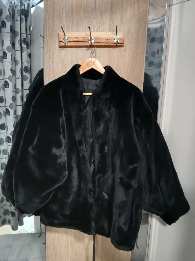 Abrigo pelo sintético negro talla única