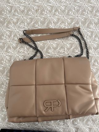 Bolso acolchado beige con cadena
