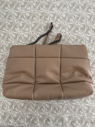 Bolso acolchado beige con cadena