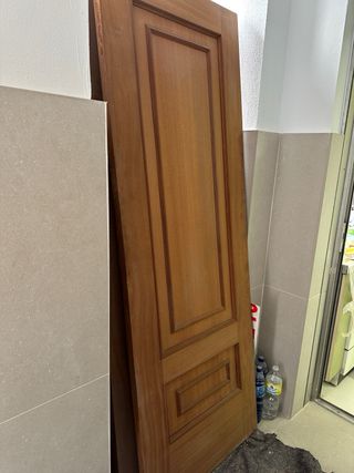 Puerta madera clásica con molduras