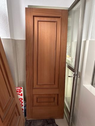 Puerta madera clásica con molduras