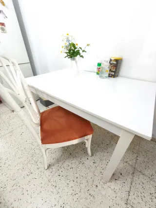 Lote de 4 Sillas y mesita de cristal.