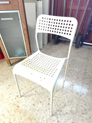 Lote de 4 Sillas y mesita de cristal.