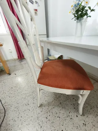 Lote de 4 Sillas y mesita de cristal.