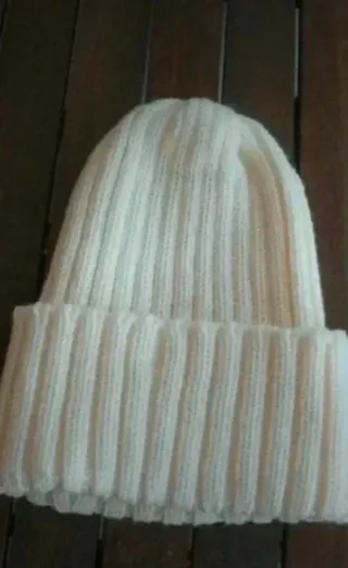 Cappello bianco a coste