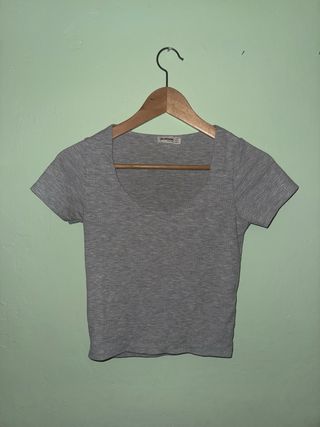 Top gris Stradivarius escote redondo