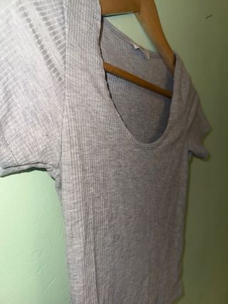 Top gris Stradivarius escote redondo
