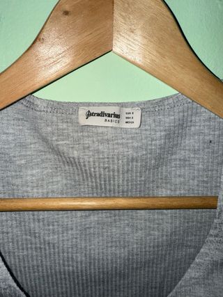 Top gris Stradivarius escote redondo
