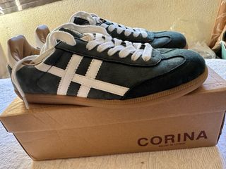 Zapatillas Corina Verde Oscuro T.39 a estrenar.