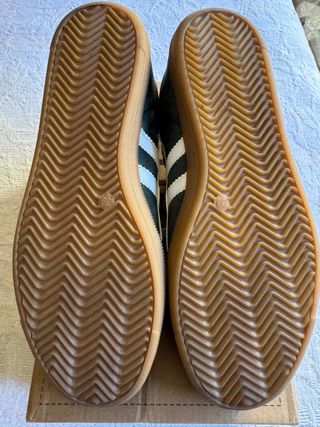 Zapatillas Corina Verde Oscuro T.39 a estrenar.