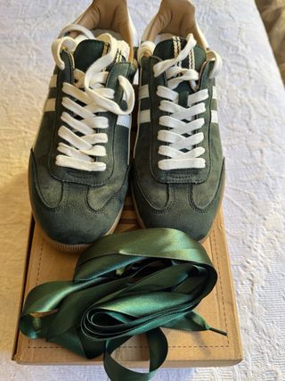 Zapatillas Corina Verde Oscuro T.39 a estrenar.