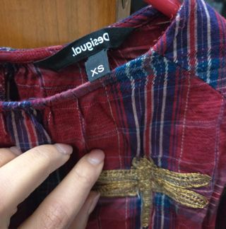 Camicia Desigual con ricami dorati