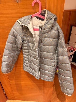 Cazadora niña plateada con estampado floral