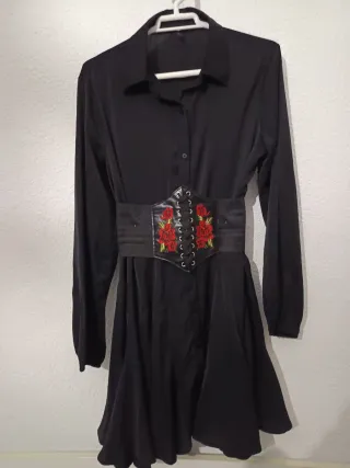 Vestido negro  Con cinturón flores rojas