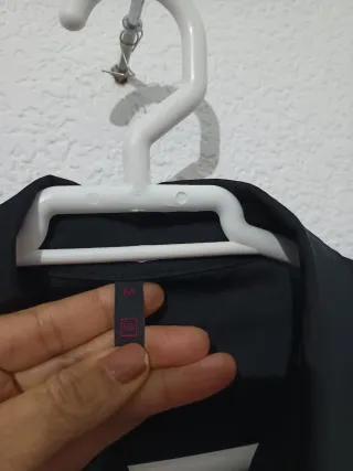 Vestido negro  Con cinturón flores rojas