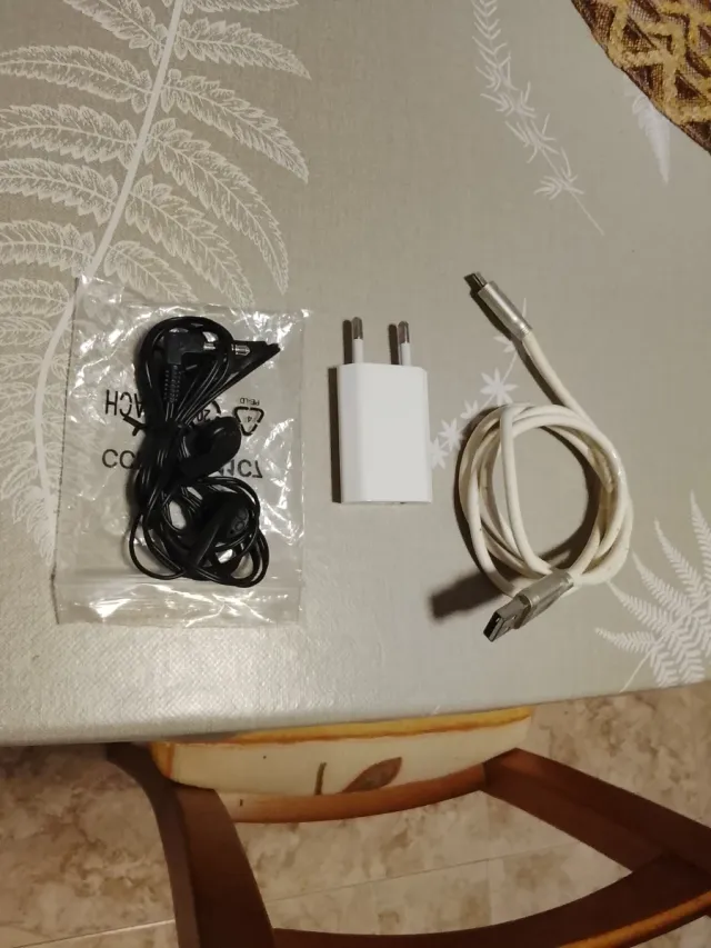 Alcatel 1066D con 2 SIM, cavo e auricolari