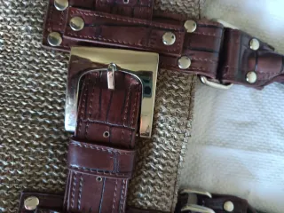 Bolso de mano tejido  marrón y dorado