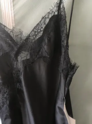 Vestido lencero asimétrico negro. Con etiquetas