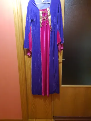 Disfraz medieval morado y fucsia