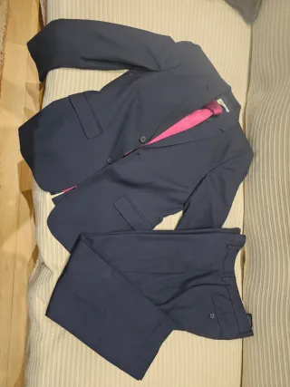 Traje azul marino niño con corbata rosa