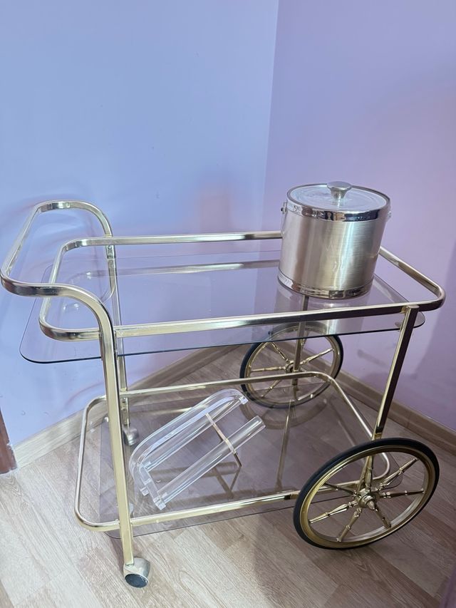 Carrinho de bebidas dourado e cristal