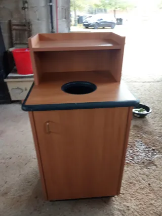Mueble expositor con cubo basura