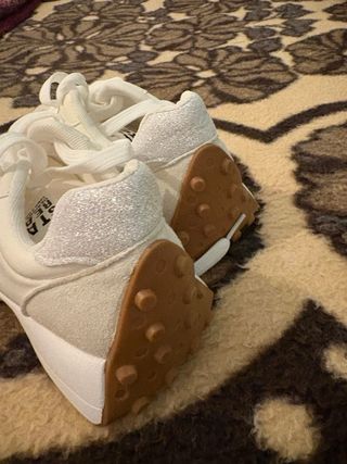 Zapatillas deportivas blancas sin usar