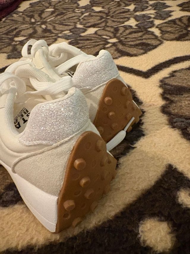 Zapatillas deportivas blancas sin usar