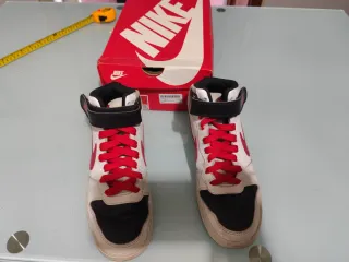 Scarpe Nike Unisex Bianche e Rosse
