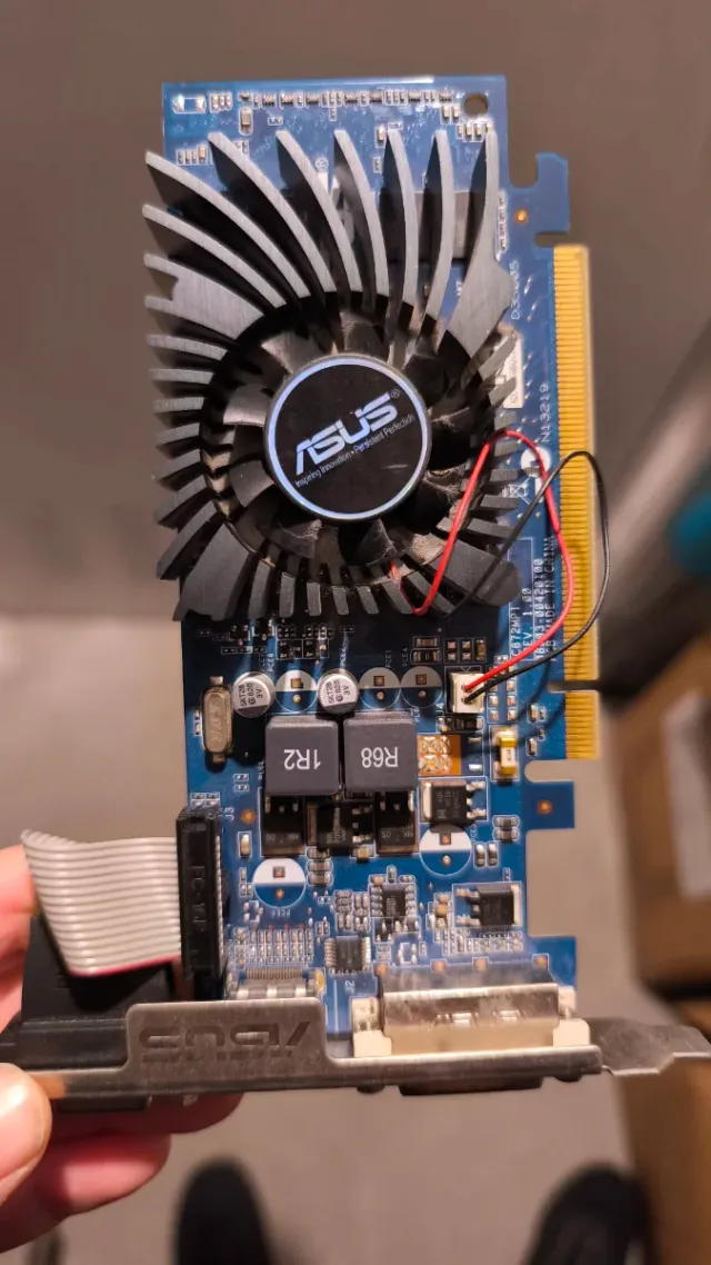 Tarjeta Gráfica GeForce 210 ASUS