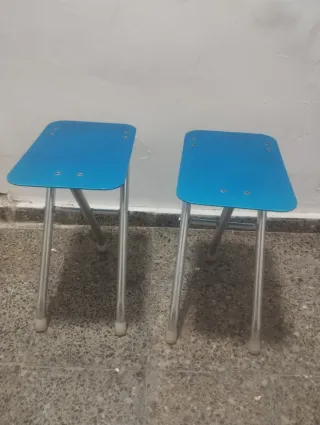 Due piccole sedie pieghevoli in alluminio