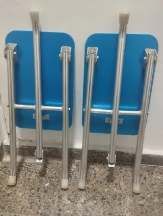 Due piccole sedie pieghevoli in alluminio