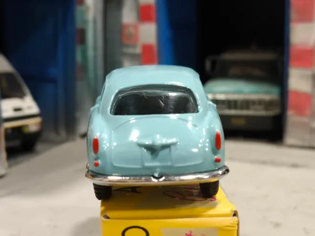 Carro de brinquedo Alfa Romeo da marca Mercury