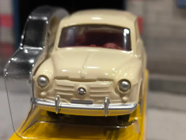 Carro de brinquedo Dinky Toys, modelo Fiat 600 D