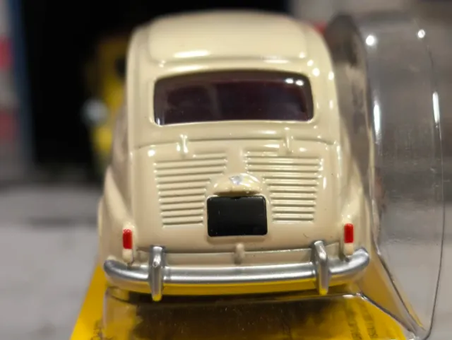 Carro de brinquedo Dinky Toys, modelo Fiat 600 D