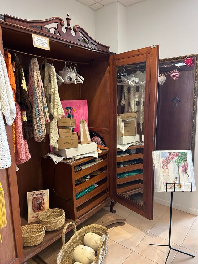 Guardaroba antico in legno restaurato con specchio e cassetti