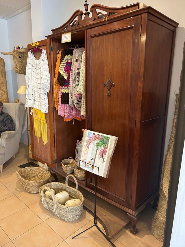 Guardaroba antico in legno restaurato con specchio e cassetti