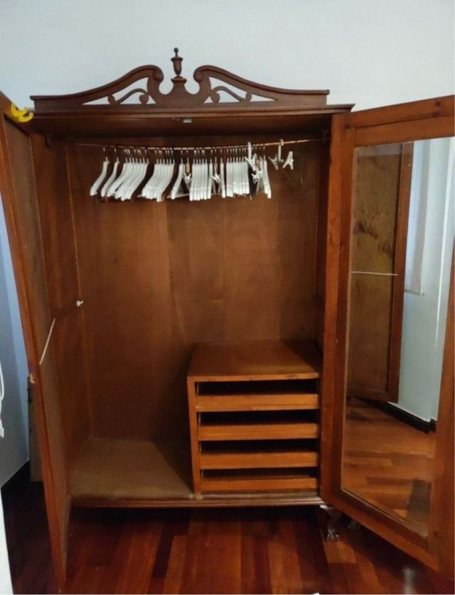 Guardaroba antico in legno restaurato con specchio e cassetti