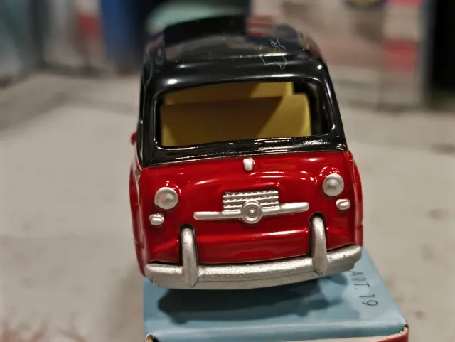 Miniatura do Fiat 600 Multipla