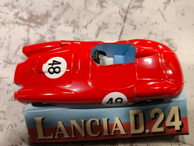 Réplica do carro de corrida Lancia D.24 da marca Mercury