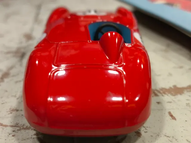 Réplica do carro de corrida Lancia D.24 da marca Mercury