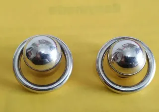 Pendientes de plata con diseño circular.
