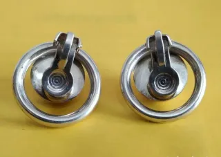 Pendientes de plata con diseño circular.