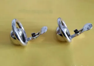 Pendientes de plata con diseño circular.