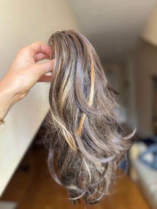 Peluca ondas naturales mechas rubias