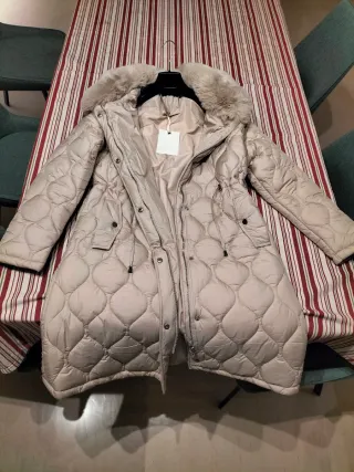 Piumino beige con cappuccio e pelliccia tg. L