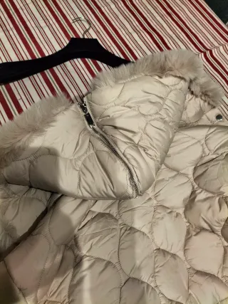 Piumino beige con cappuccio e pelliccia tg. L